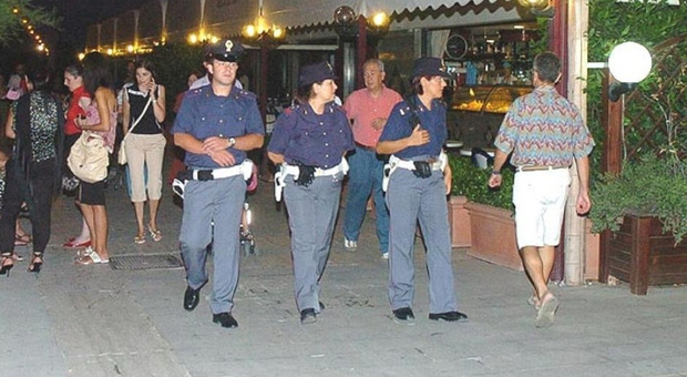 Polizia di pattuglia sul lungomare di Pescara