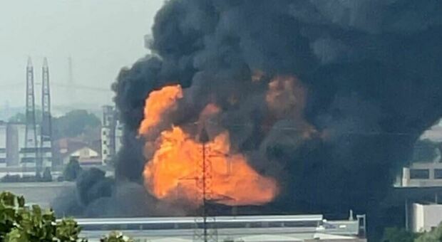 San Giuliano Milanese, maxi-incendio all'impianto petrolchimico: esplosioni e enorme nube di fumo. «Tenete le finestre chiuse»