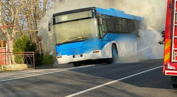 L'autobus di studenti in fiamme a Polla