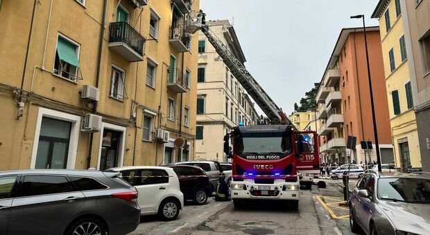 Incendio ad Ancona in via Mamiani, inquilina salvata dal vicino: la donna è ricoverata all'ospedale