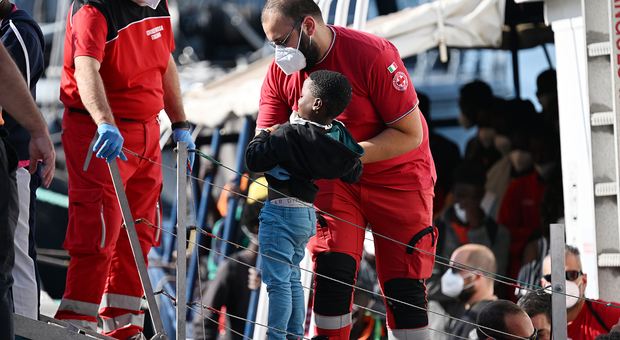 Un momento dello sbarco dei migranti al porto di Salerno