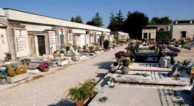 Furti di fiori freschi in cimitero i fedeli esasperati: «Vergognatevi”
