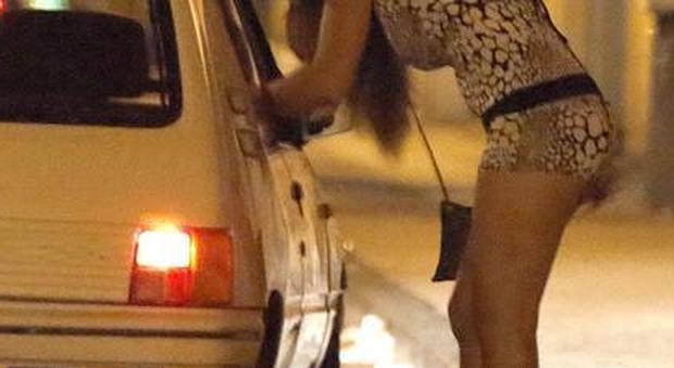 «Riservano» il parcheggio ai clienti delle prostitute: due denunciati a Napoli