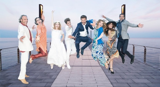 Foto di gruppo per il cast del musical Mamma mia! (Foto di G. Sarago')