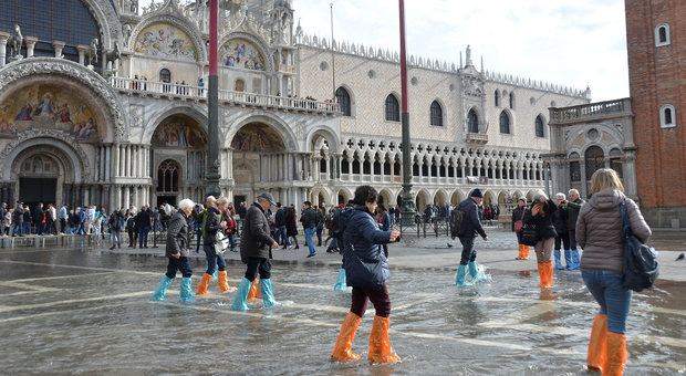 Acqua alta a Venezia: marea di 102 cm, allagata piazza San Marco