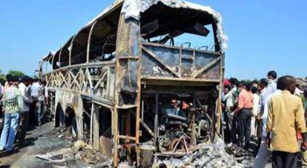 Tragico schianto, autobus contro tir: almeno 19 morti e 20 feriti