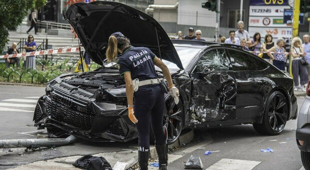 Milano, scontro fra due auto: pedone 18enne rimane schiacciato contro un palo, è gravissimo