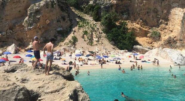 La spiaggia più bella d'Italia, Cala Mariolu in Sardegna spacciata per la Grecia. Il sindaco: «Faremo causa»