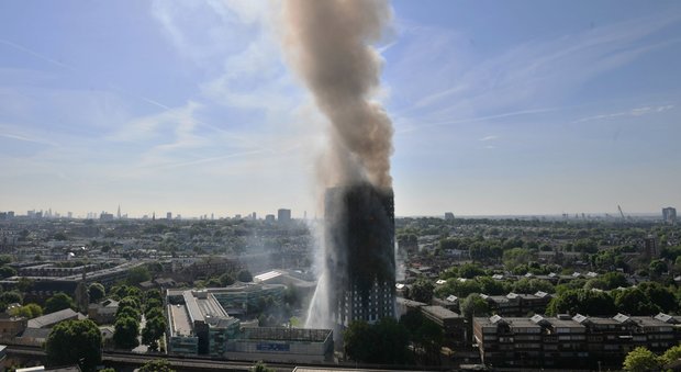 Grattacielo in fiamme a Londra, dice di aver perso moglie e figli nell'incendio ma è falso: arrestato