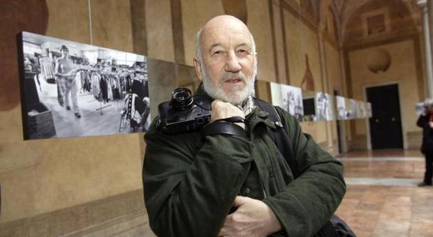 Berengo Gardin boccia i selfie: non sono la vera fotografia