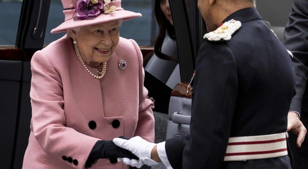 Regina Elisabetta, ecco perché da 67 anni non rinuncia ai guanti. «Stringe troppe mani...»