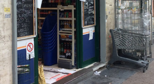 Napoli: rapina a mano armata nel supermercato al Vomero, terrore tra i clienti