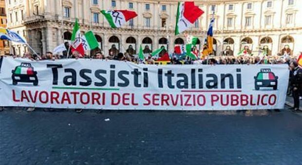 Taxi, sciopero in tutt'Italia contro l'aumento delle licenze, il ministro Urso: «Protesta in ritardo»
