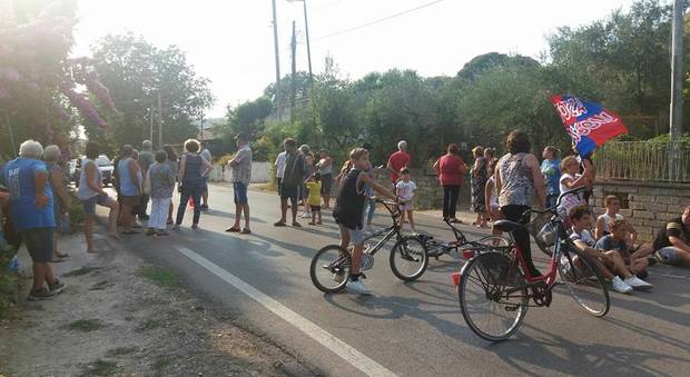 Manca l'acqua da 25 giorni, i residenti bloccano Via per Castelforte