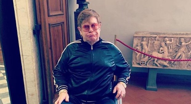 Elton John, visita a sorpresa agli Uffizi in sedia a rotelle: «Colpa di una distorsione»