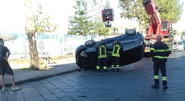 CERCOLA. Spaventoso incidente lungo corso Garibaldi, auto impatta basoli divelti, si ribalta