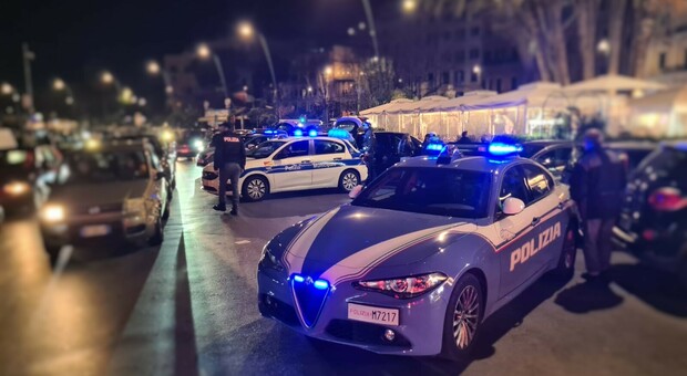 Auto della polizia e dei vigili urbani nella zona degli chalet di Mergellina