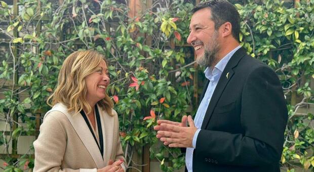 immagine Meloni-Salvini, vertice in Puglia (con Tajani al telefono). Nomine Ue e caso Rai sul tavolo