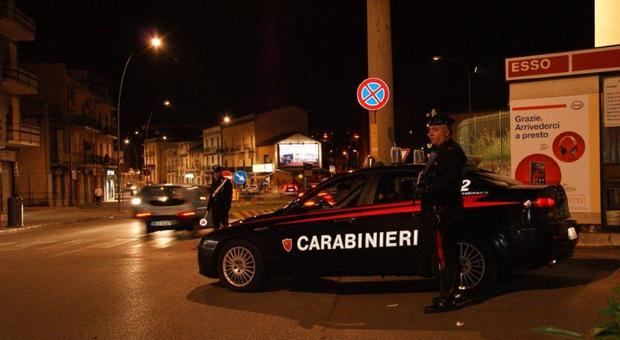 Casalnuovo, cerca di rubare un'auto il proprietario avverte i carabinieri: preso