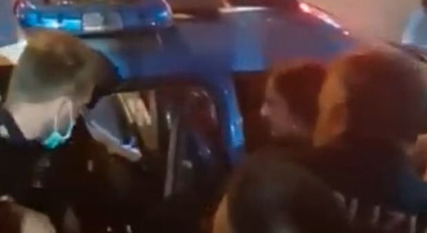 Massa, la "movida" si ribella alla Polizia: caos dopo un arresto, agenti aggrediti VIDEO