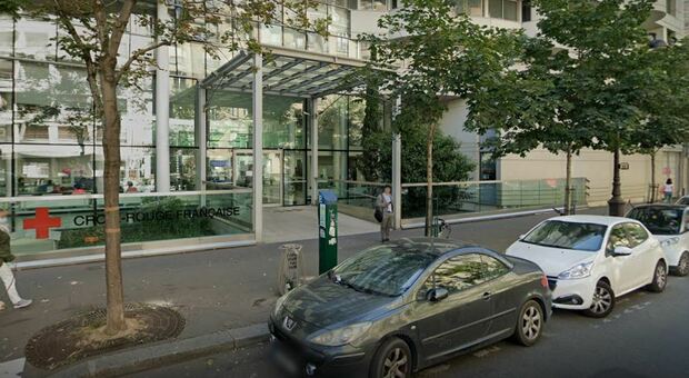 Parigi, spari davanti all'ospedale Henri-Dunant: un morto e un ferito
