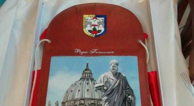Francesco, un Papa "sotto col ciuffo": oggi la visita privata con i Facchini e un dono speciale