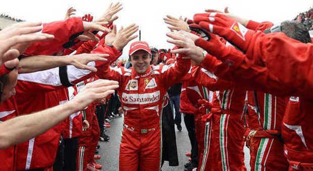 Felipe Massa viene calorosamente salutato dal team Ferrari domenica scorsa al Mugello