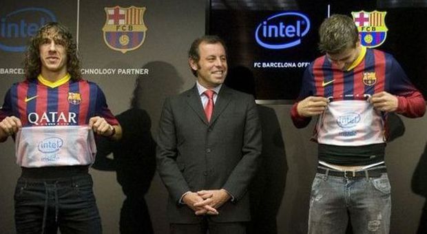 Il Barcellona presenta il nuovo sponsor ma per vederlo si deve alzare la maglia