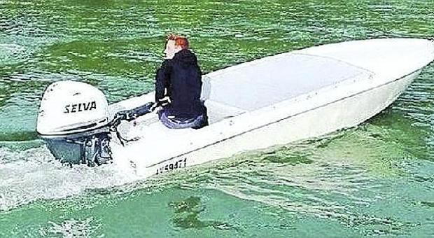Corriere Dhl si rovescia con il barchino in laguna e muore: aveva 18 anni