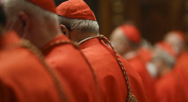 Papa Francesco taglia gli stipendi del Vaticano: per i cardinali -10%