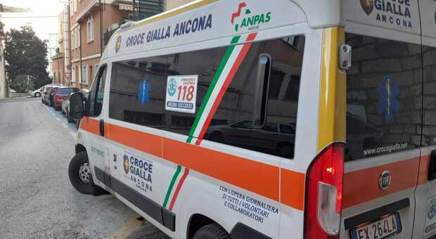 La corsa dell'ambulanza da Collemarino al Salesi, il parto dopo code e dribbling: mamma e bimba stanno bene