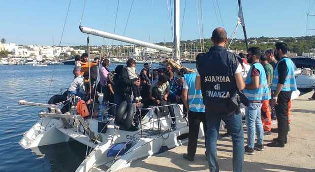 Intercettata una barca a vela con 49 migranti a bordo: lo sbarco a Leuca