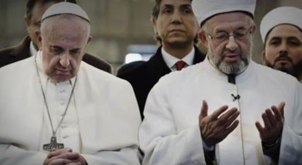 L'Isis mette nel mirino anche il Papa 'crociato': la foto di Francesco sulla rivista della jihad