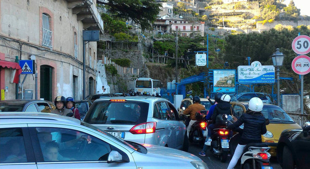 Un ingorgo in Costiera Amalfitana durante l'ultimo ponte del 25 aprile