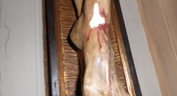 Il piede del Cristo in gesso danneggiato