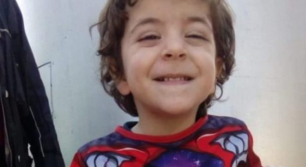 Morto il bimbo di 2 anni caduto dal carro di Carnevale, inchiesta a Bologna