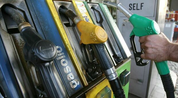 Benzina sfonda 1,6 euro al litro: massimo storico da due anni