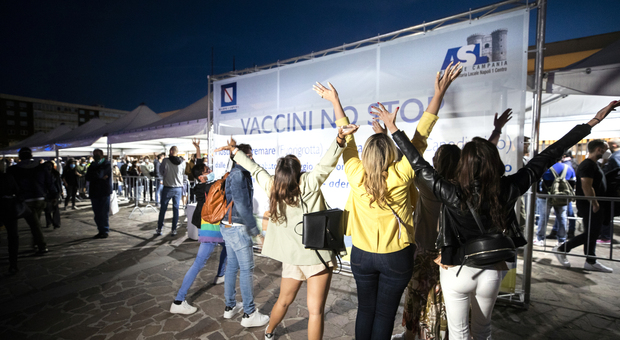Vaccini, a Napoli allarme under 30: 100mila giovani in fuga dalla dose