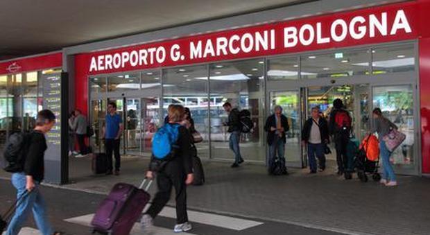Si rompono le acque dopo i controlli, donna partorisce all'aeroporto di Bologna