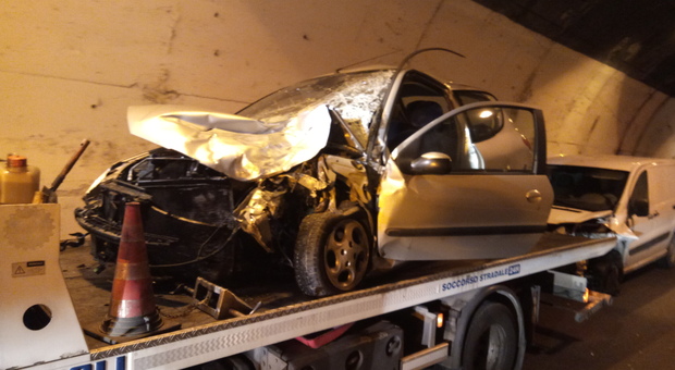 La Peugeot 206 dopo lo schianto (Foto Meloccaro)