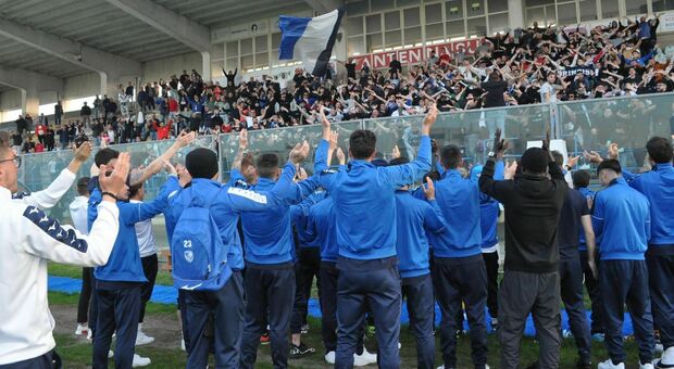 I tifosi accolgono in festa la squadra allo stadio Fanuzzi dopo la vittoria a Nardò. Foto Brindisi F.C.
