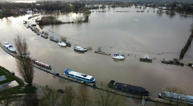 Maltempo, inondazioni in Gran Bretagna: evacuate centinaia di case nelle Midlands, disagi pure a Londra