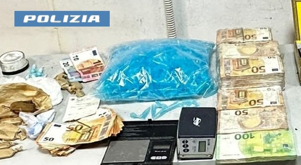 Napoli, trovato con droga, armi e 80mila euro in contanti: arrestato pusher 55enne
