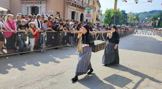 Le portatrici del Comelico tra le Penne nere all’Adunata di Vicenza. In sei hanno sfilato nei gruppi storici