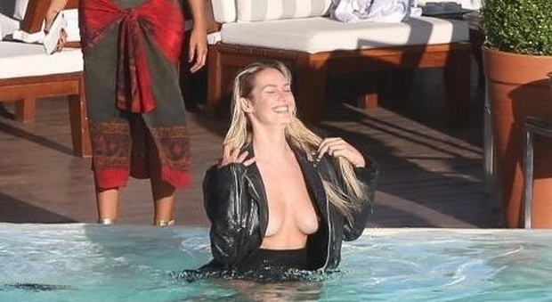 Candice Swanepoel fuori di seno, lo shooting a Rio de Janeiro è troppo sexy