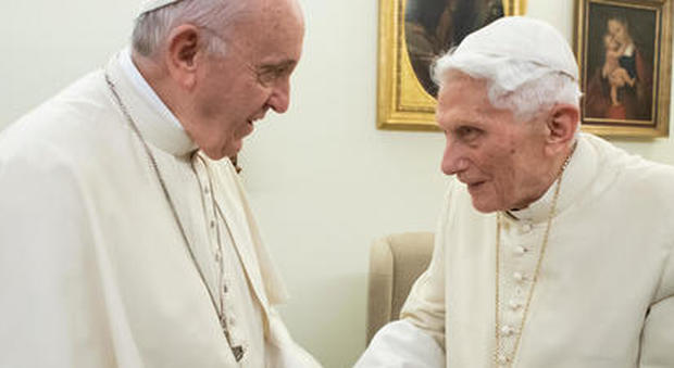 Ratzinger rompe il silenzio con uno scritto sulla pedofilia, Vaticano spiazzato