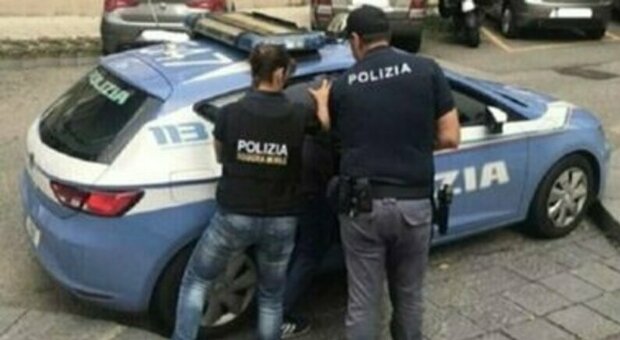 Napoli, evade e aggredisce i poliziotti: arrestato 63enne