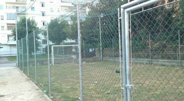 Il campo di calcetto al parco Bachelet fatto sparire da un uomo finito a giudizio immediato