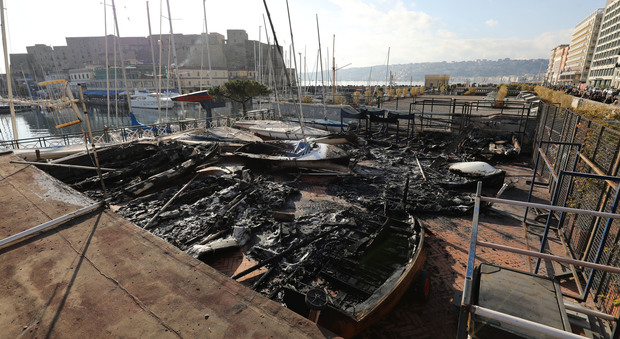 Napoli. Incendio al circolo Italia, polemica sui soccorsi