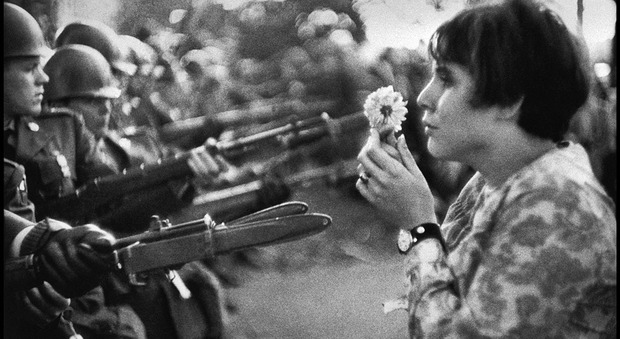 Marc Riboud: Jan Rose Kasmir affronta la Guardia nazionale americana davanti al Pentagono durante una manifestazione contro la guerra del Vietnam, Washington DC, 1967. © Marc Riboud/Magnum Photos/Contrasto